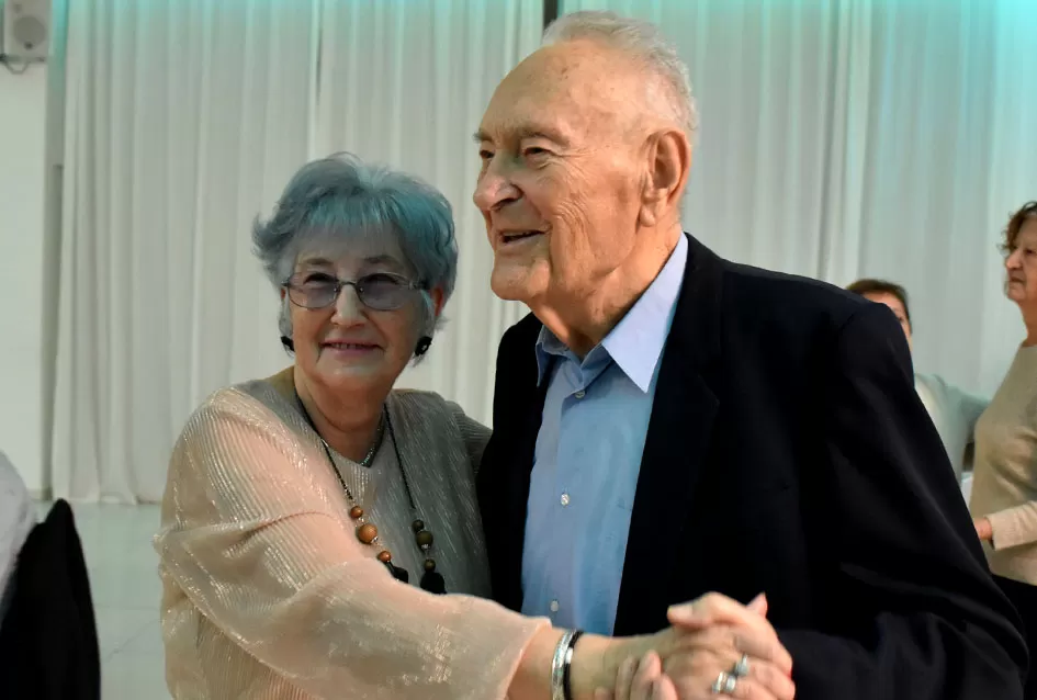 Plesna zabava u Gloriji unijela blagdanski duh u Požegu