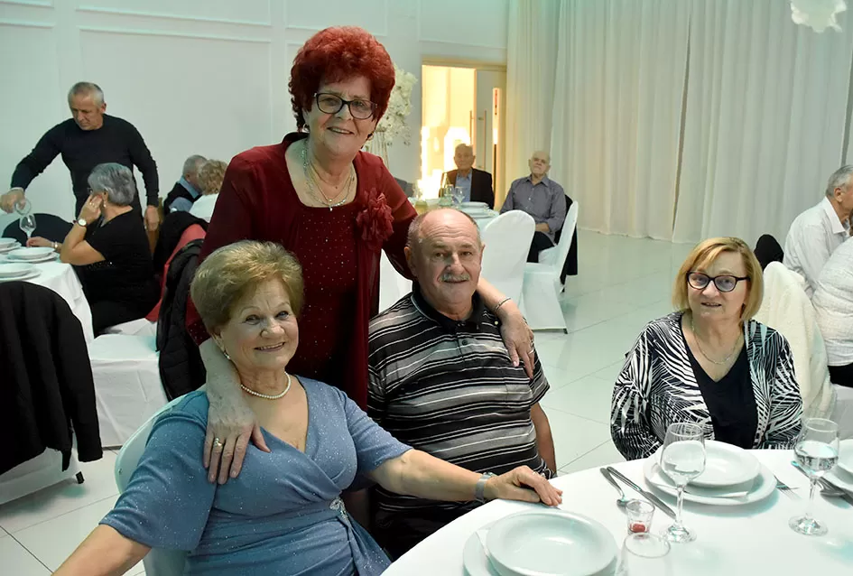 Plesna zabava u Gloriji unijela blagdanski duh u Požegu