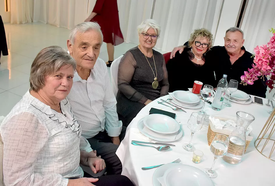 Plesna zabava u Gloriji unijela blagdanski duh u Požegu