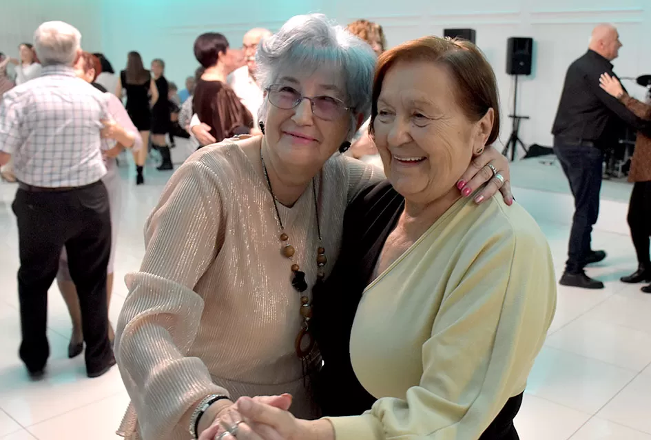 Plesna zabava u Gloriji unijela blagdanski duh u Požegu