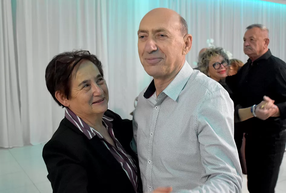 Plesna zabava u Gloriji unijela blagdanski duh u Požegu