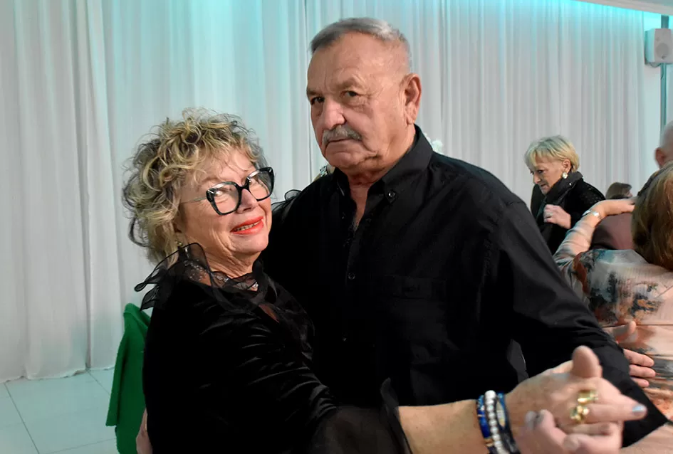 Plesna zabava u Gloriji unijela blagdanski duh u Požegu