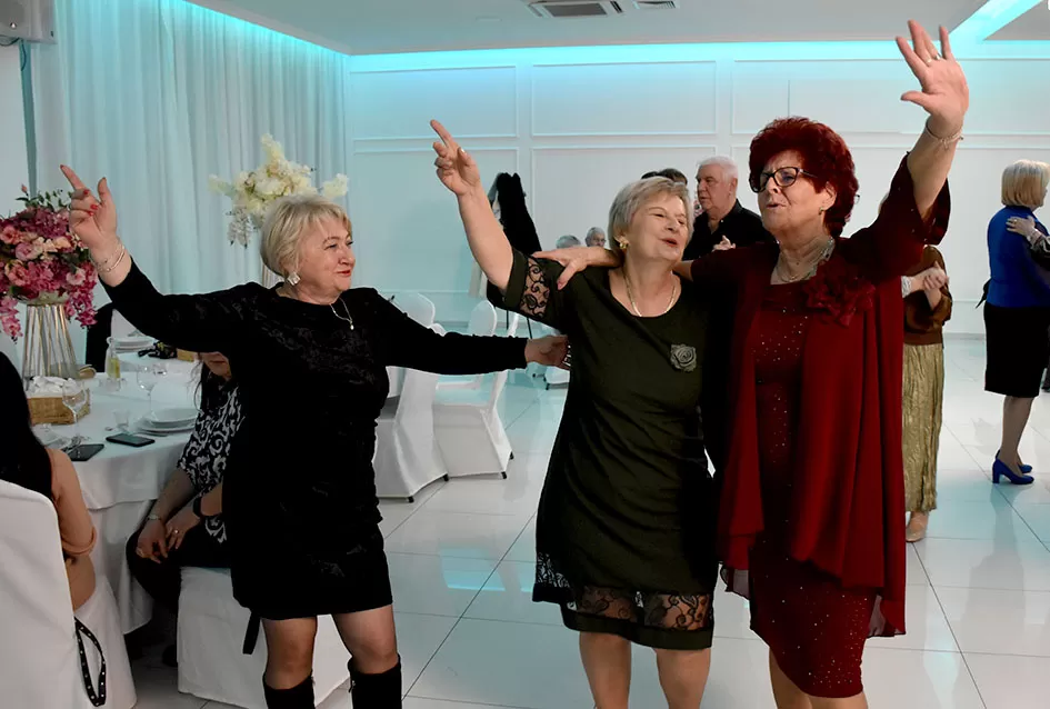 Plesna zabava u Gloriji unijela blagdanski duh u Požegu