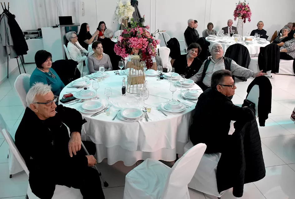 Plesna zabava u Gloriji unijela blagdanski duh u Požegu