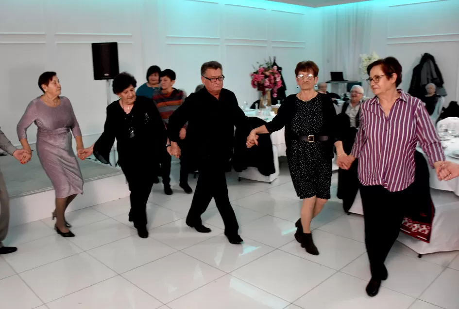 Plesna zabava u Gloriji unijela blagdanski duh u Požegu