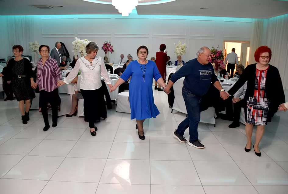 Plesna zabava u Gloriji unijela blagdanski duh u Požegu