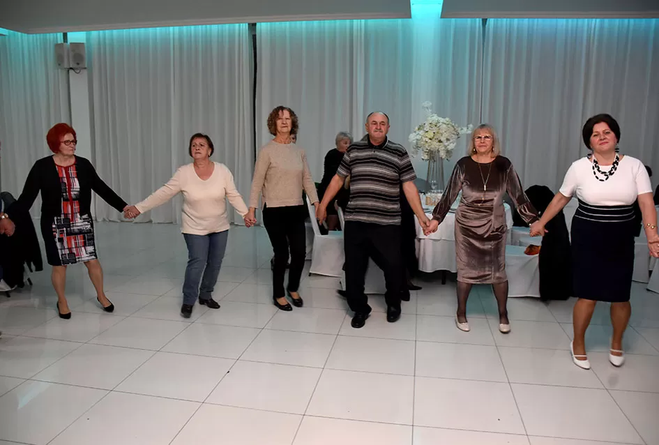 Plesna zabava u Gloriji unijela blagdanski duh u Požegu