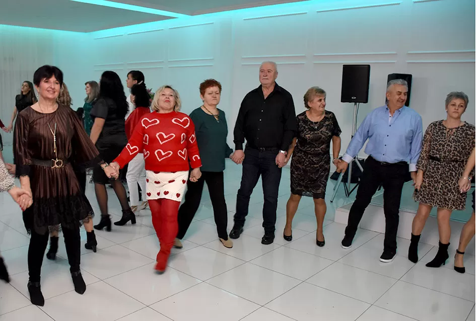 Plesna zabava u Gloriji unijela blagdanski duh u Požegu