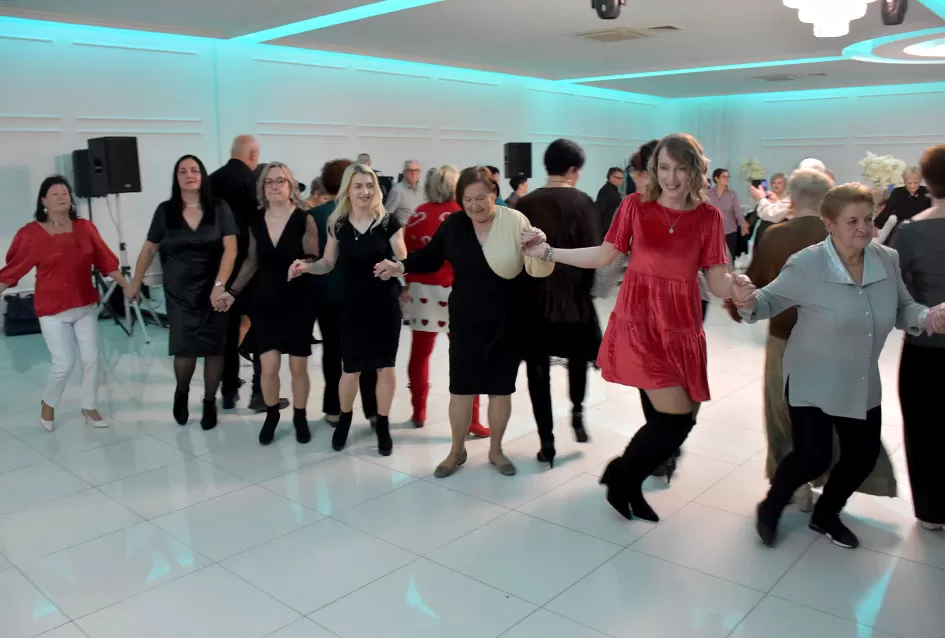 Plesna zabava u Gloriji unijela blagdanski duh u Požegu