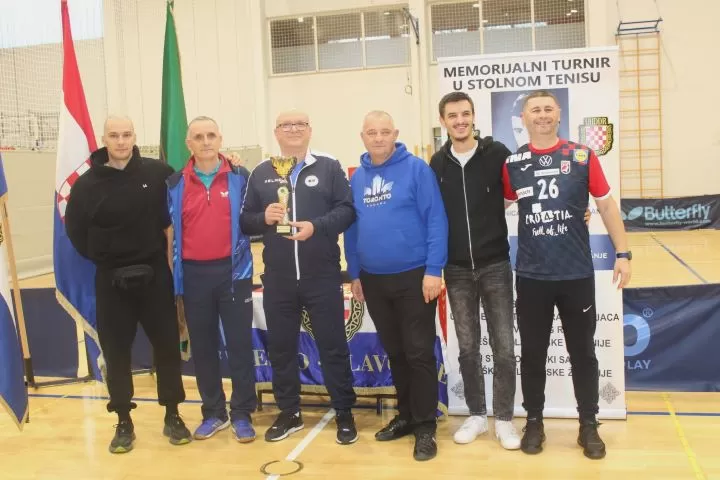 Požega.eu | MEMORIJALNI STOLNOTENISKI TURNIR „ROBERT SESAR“: Ovogodišnji pobjednik ekipa „Halo 92“ iz Vinkovaca 
