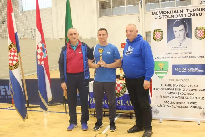 MEMORIJALNI STOLNOTENISKI TURNIR „ROBERT SESAR“: Ovogodišnji pobjednik ekipa „Halo 92“ iz Vinkovaca 