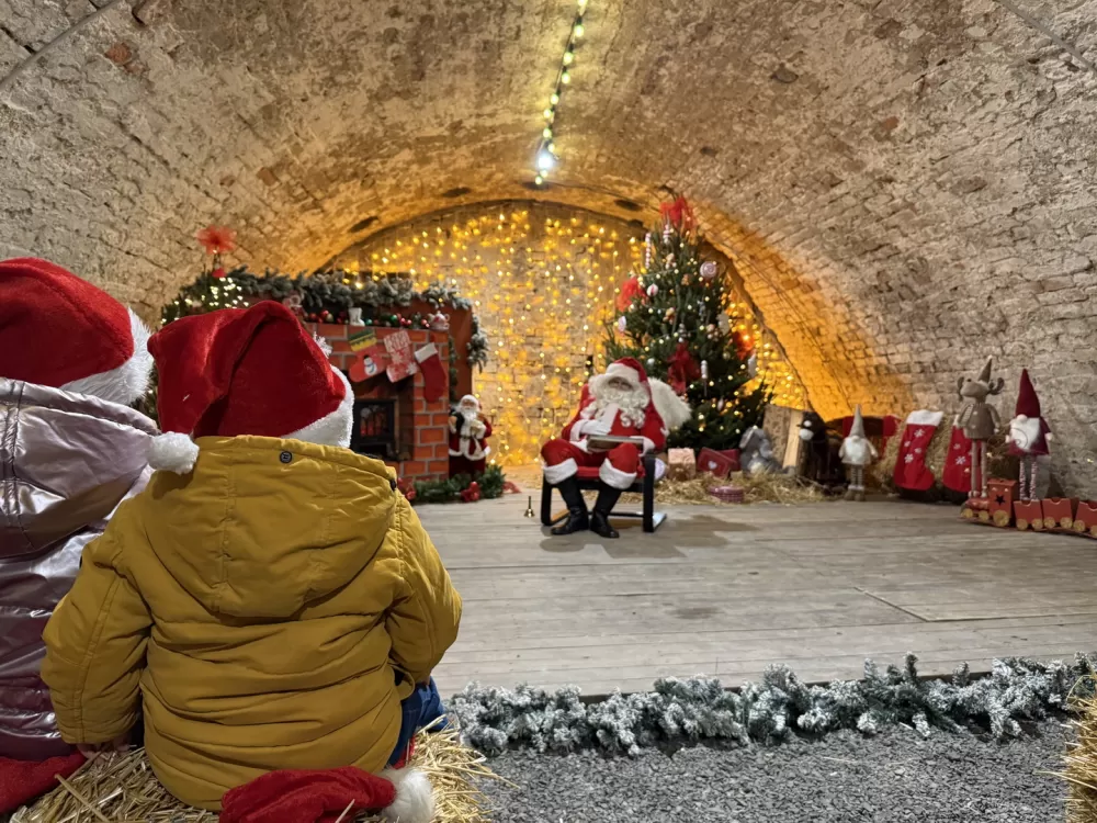 SB Online | Mališani oduševljeni otvorenjem Kuće Djeda Božićnjaka u istočnom Kazamatu
