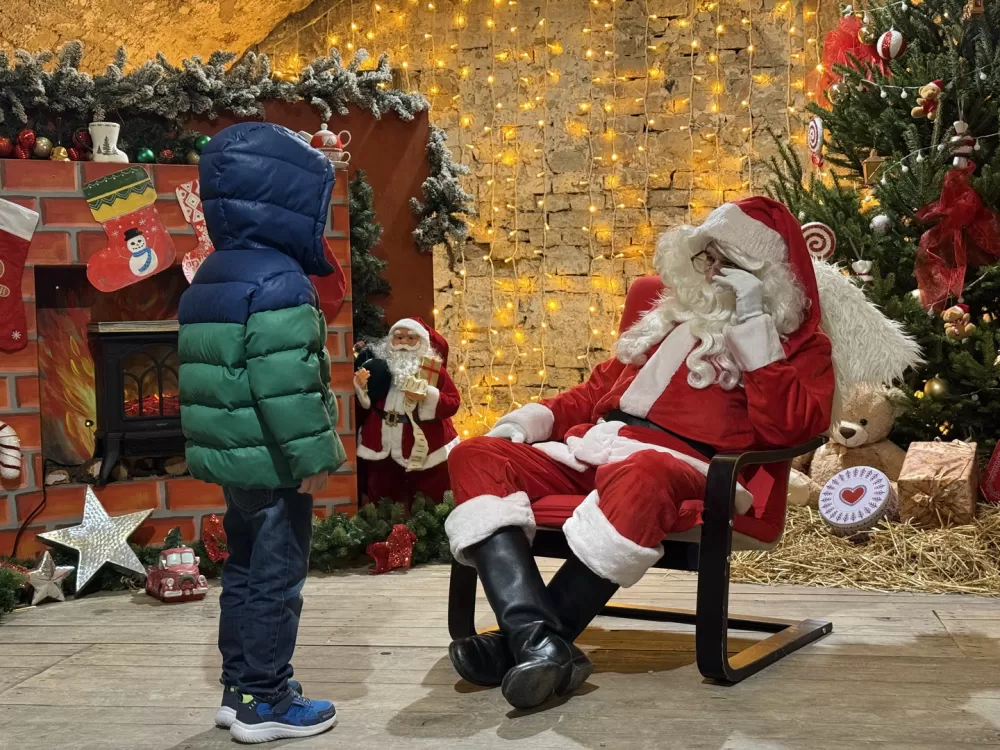 Mališani oduševljeni otvorenjem Kuće Djeda Božićnjaka u istočnom Kazamatu