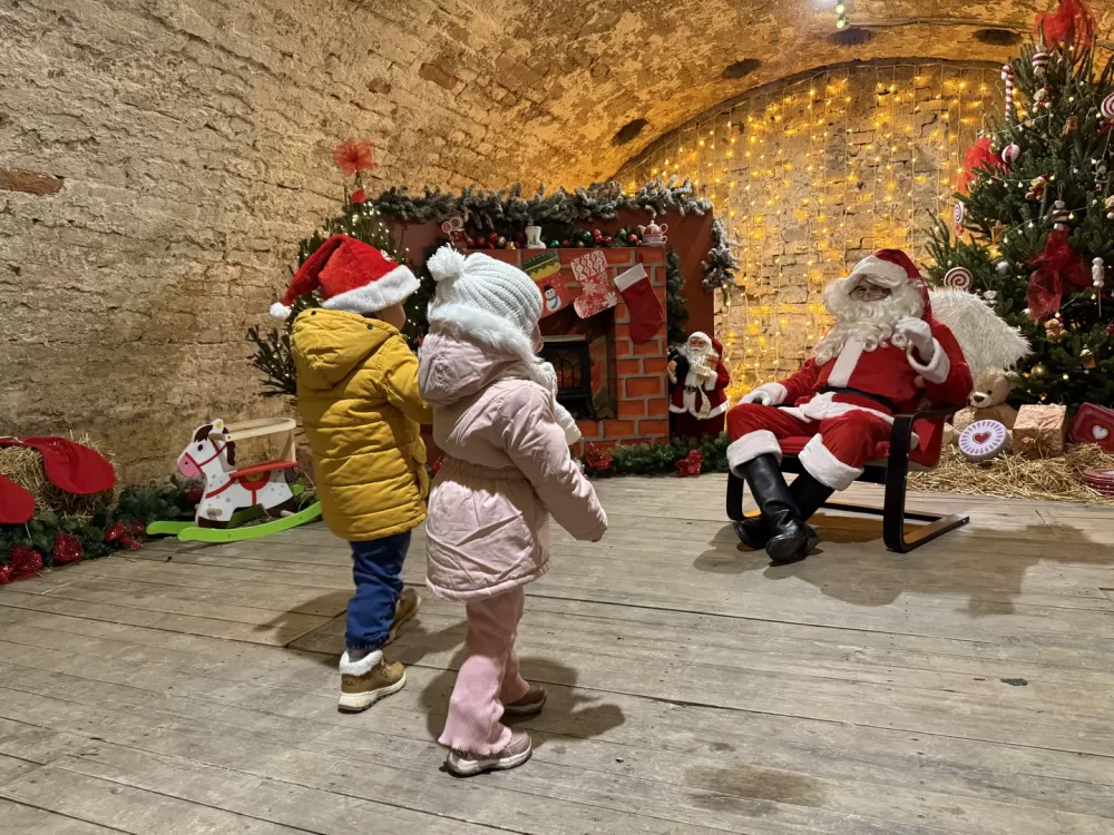 Mališani oduševljeni otvorenjem Kuće Djeda Božićnjaka u istočnom Kazamatu