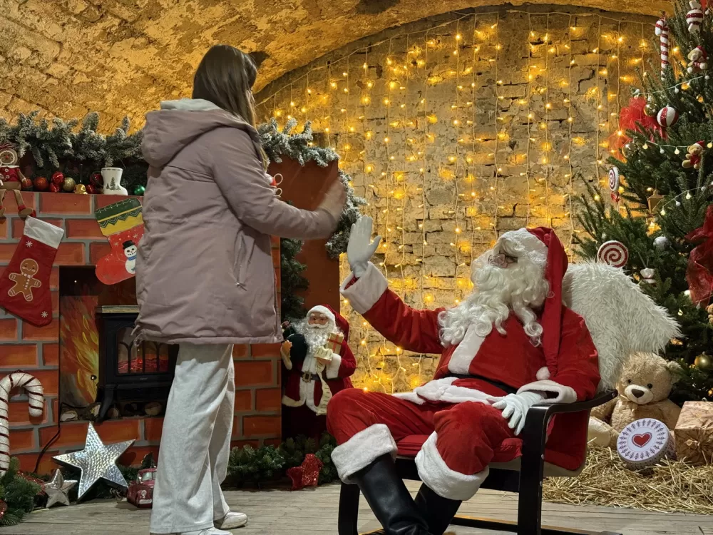 Mališani oduševljeni otvorenjem Kuće Djeda Božićnjaka u istočnom Kazamatu