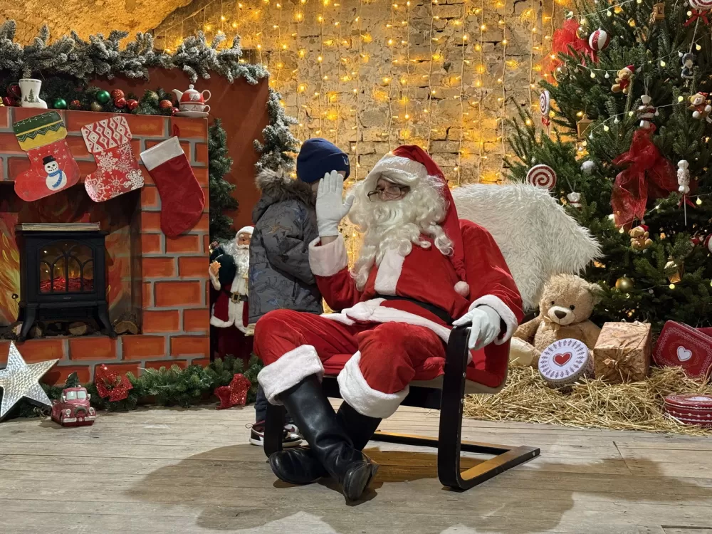 Mališani oduševljeni otvorenjem Kuće Djeda Božićnjaka u istočnom Kazamatu