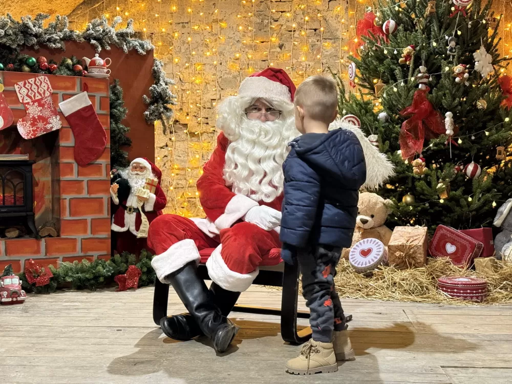 Mališani oduševljeni otvorenjem Kuće Djeda Božićnjaka u istočnom Kazamatu