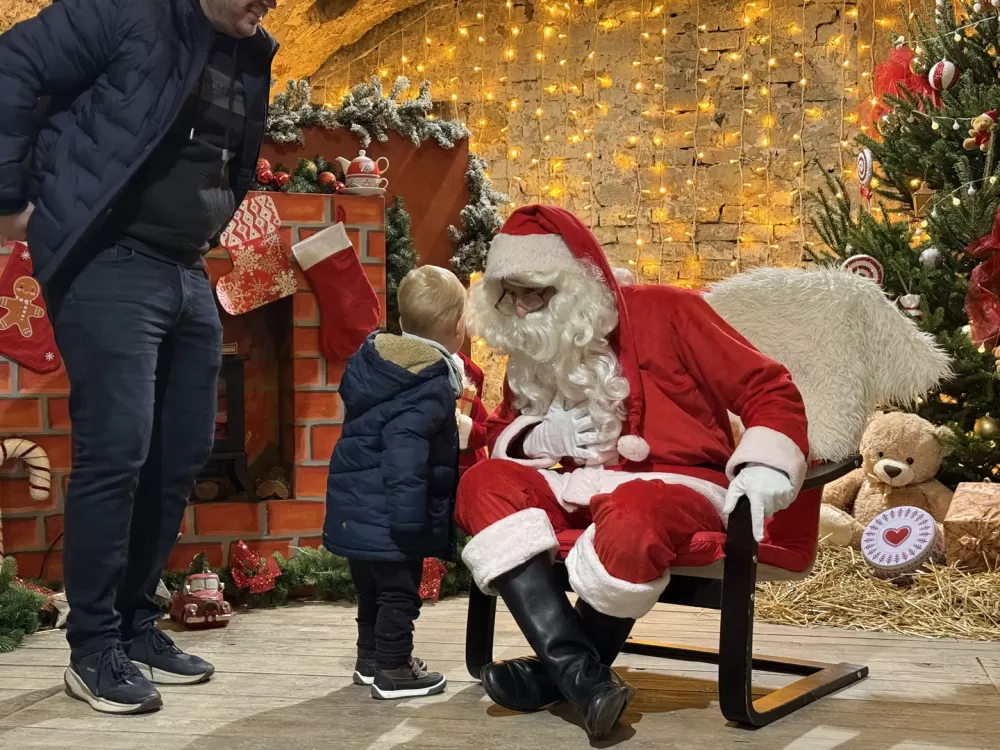 Mališani oduševljeni otvorenjem Kuće Djeda Božićnjaka u istočnom Kazamatu