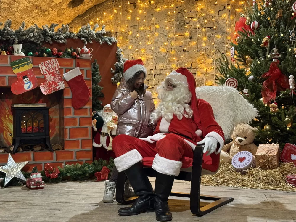 Mališani oduševljeni otvorenjem Kuće Djeda Božićnjaka u istočnom Kazamatu