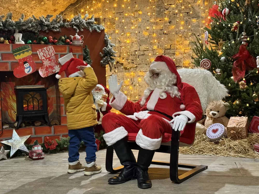 Mališani oduševljeni otvorenjem Kuće Djeda Božićnjaka u istočnom Kazamatu
