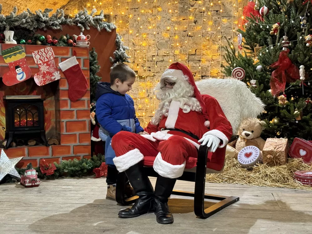 Mališani oduševljeni otvorenjem Kuće Djeda Božićnjaka u istočnom Kazamatu