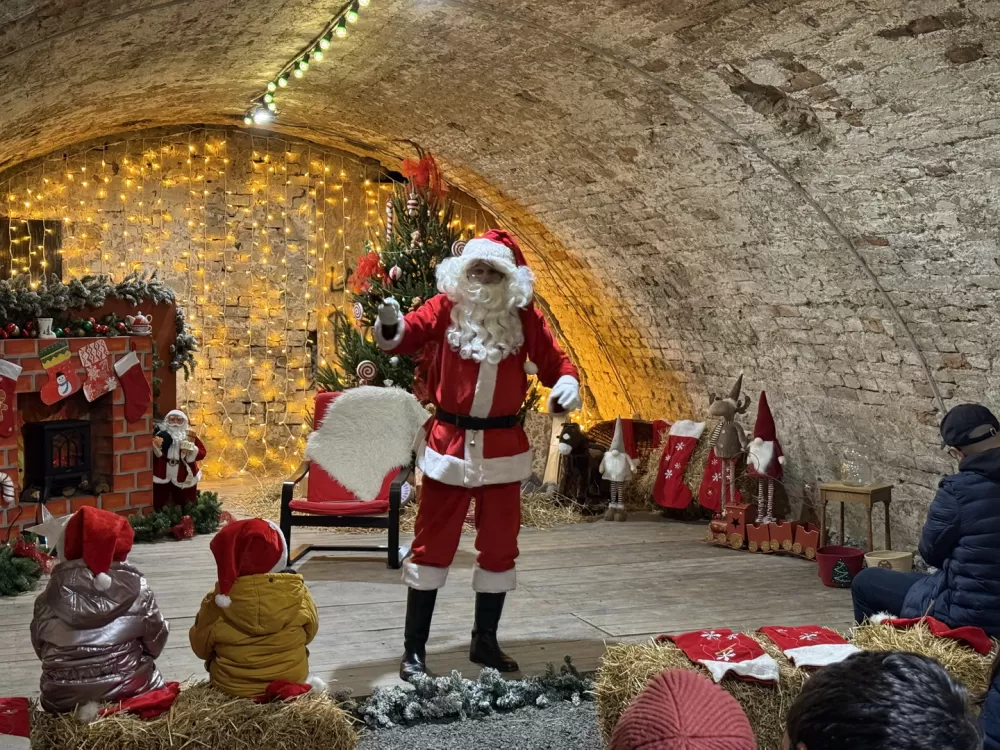 Mališani oduševljeni otvorenjem Kuće Djeda Božićnjaka u istočnom Kazamatu
