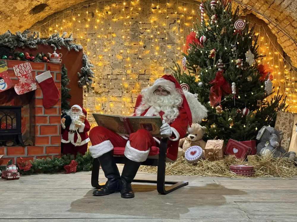 Mališani oduševljeni otvorenjem Kuće Djeda Božićnjaka u istočnom Kazamatu