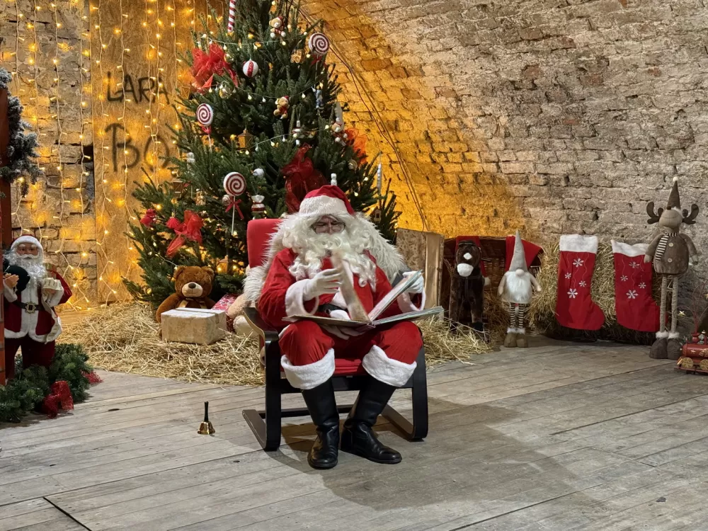 Mališani oduševljeni otvorenjem Kuće Djeda Božićnjaka u istočnom Kazamatu