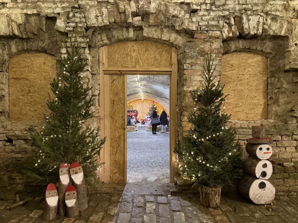 Mališani oduševljeni otvorenjem Kuće Djeda Božićnjaka u istočnom Kazamatu