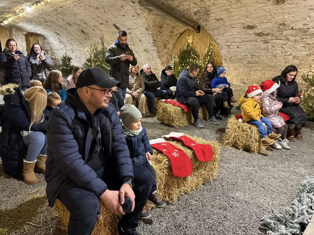 Mališani oduševljeni otvorenjem Kuće Djeda Božićnjaka u istočnom Kazamatu
