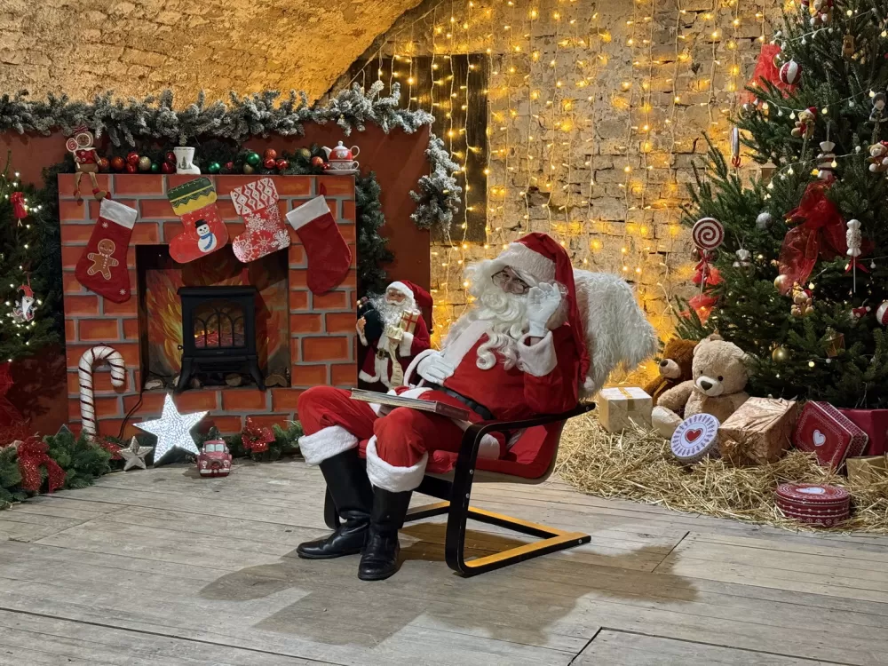 Mališani oduševljeni otvorenjem Kuće Djeda Božićnjaka u istočnom Kazamatu