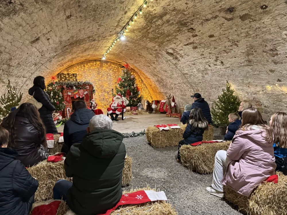 Mališani oduševljeni otvorenjem Kuće Djeda Božićnjaka u istočnom Kazamatu