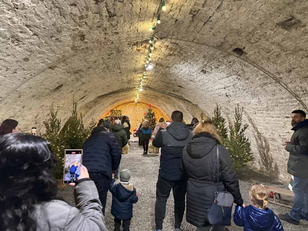 Mališani oduševljeni otvorenjem Kuće Djeda Božićnjaka u istočnom Kazamatu