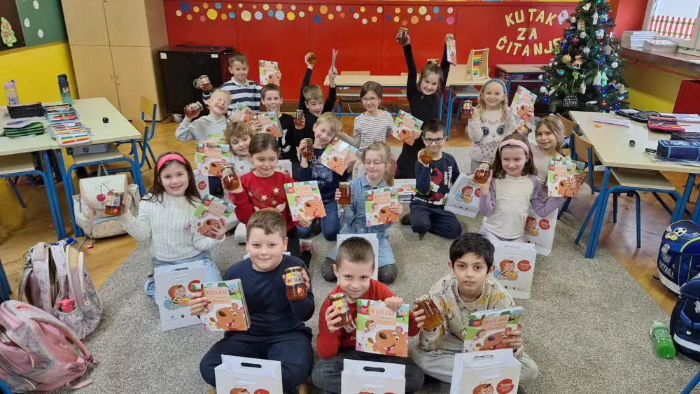 SB Online | Na Školski medni dan prvašićima podijeljeno 533 staklenke meda