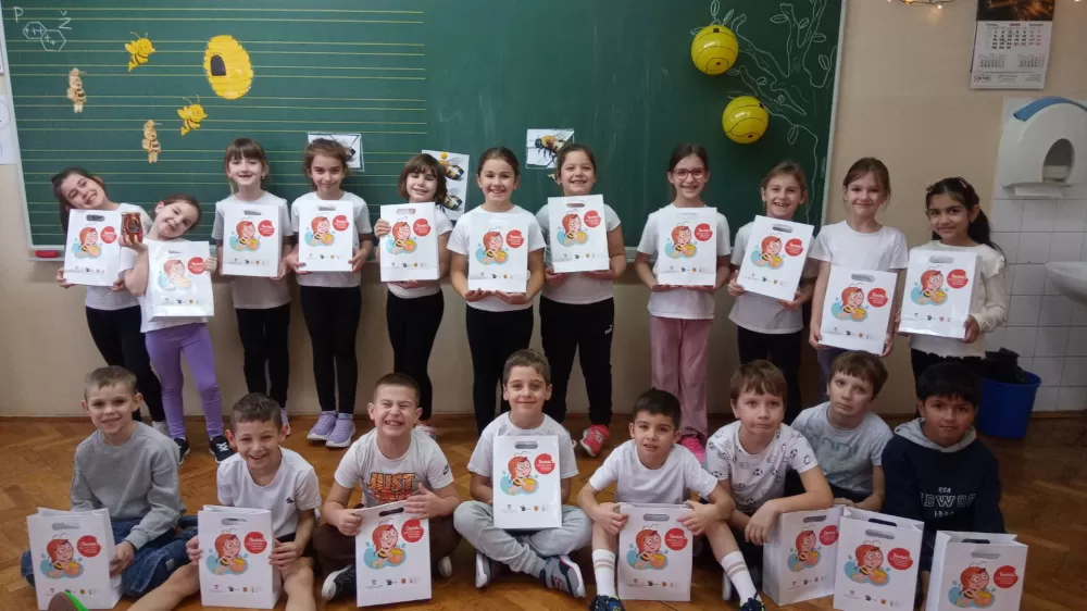 Na Školski medni dan prvašićima podijeljeno 533 staklenke meda