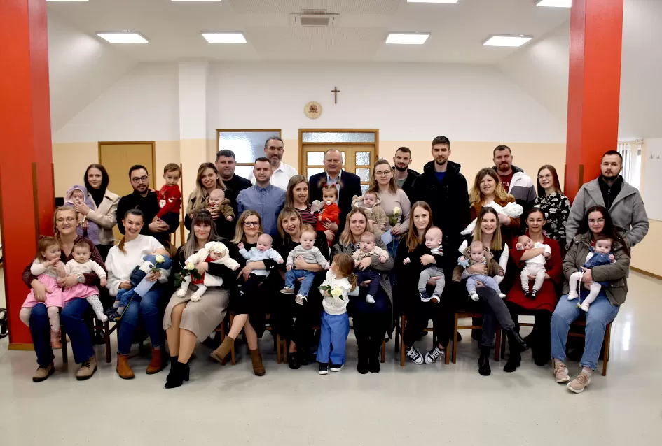 Požega.eu | Općina Jakšić nastavila s podrškom obiteljima: Načelnik Kovačević i predsjednik Obradović uručili naknade za 28 novorođenih