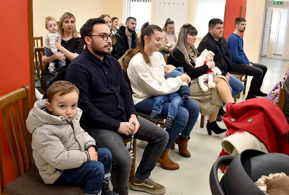 Općina Jakšić nastavila s podrškom obiteljima: Načelnik Kovačević i predsjednik Obradović uručili naknade za 28 novorođenih