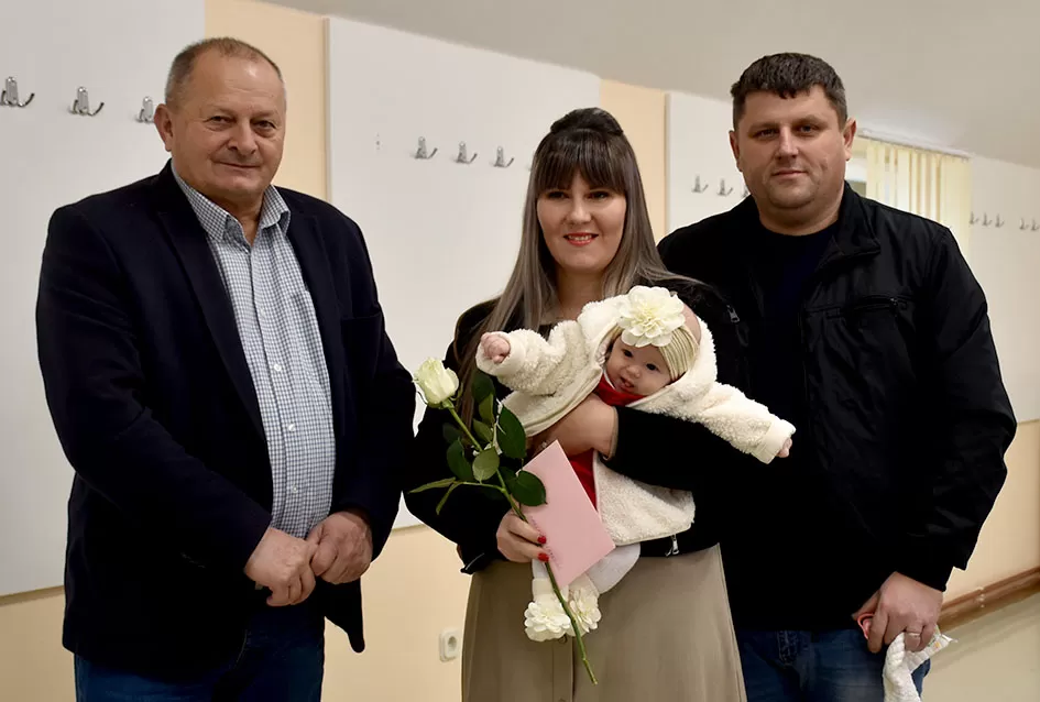 Općina Jakšić nastavila s podrškom obiteljima: Načelnik Kovačević i predsjednik Obradović uručili naknade za 28 novorođenih