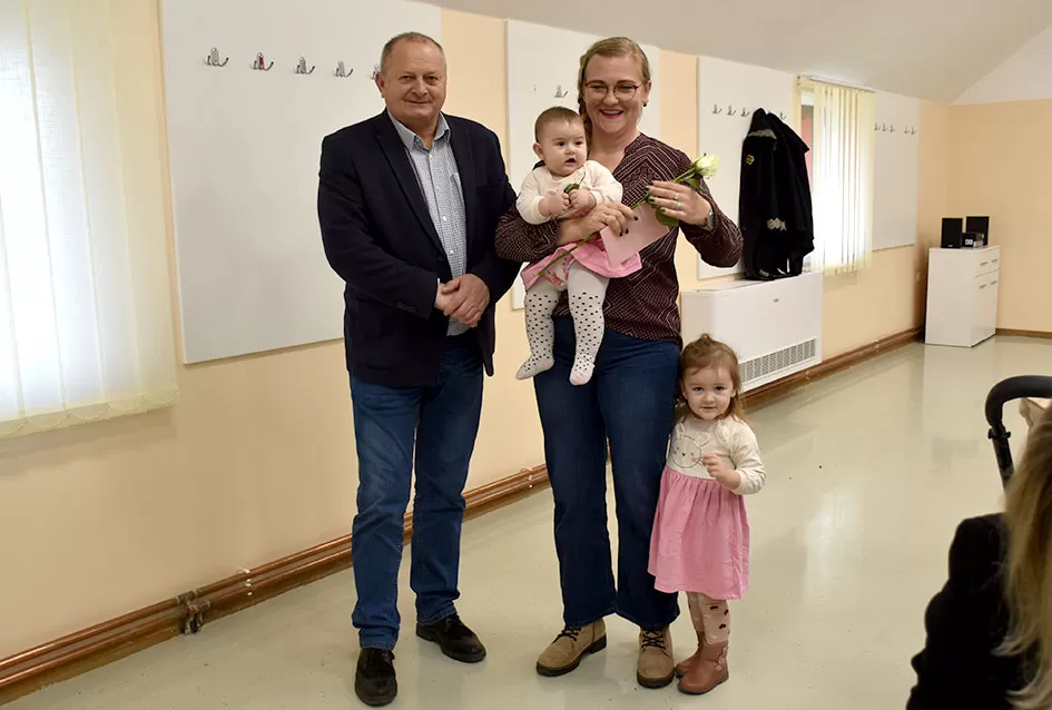 Općina Jakšić nastavila s podrškom obiteljima: Načelnik Kovačević i predsjednik Obradović uručili naknade za 28 novorođenih