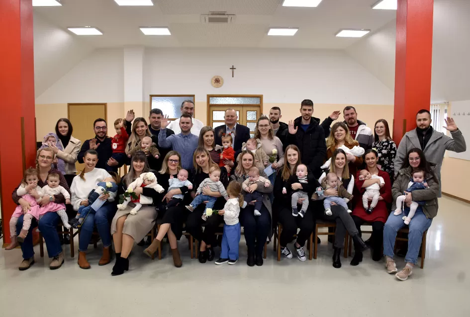 Općina Jakšić nastavila s podrškom obiteljima: Načelnik Kovačević i predsjednik Obradović uručili naknade za 28 novorođenih