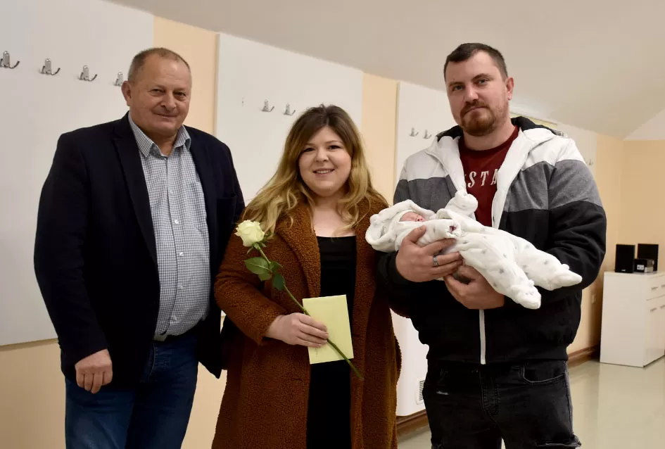 Općina Jakšić nastavila s podrškom obiteljima: Načelnik Kovačević i predsjednik Obradović uručili naknade za 28 novorođenih