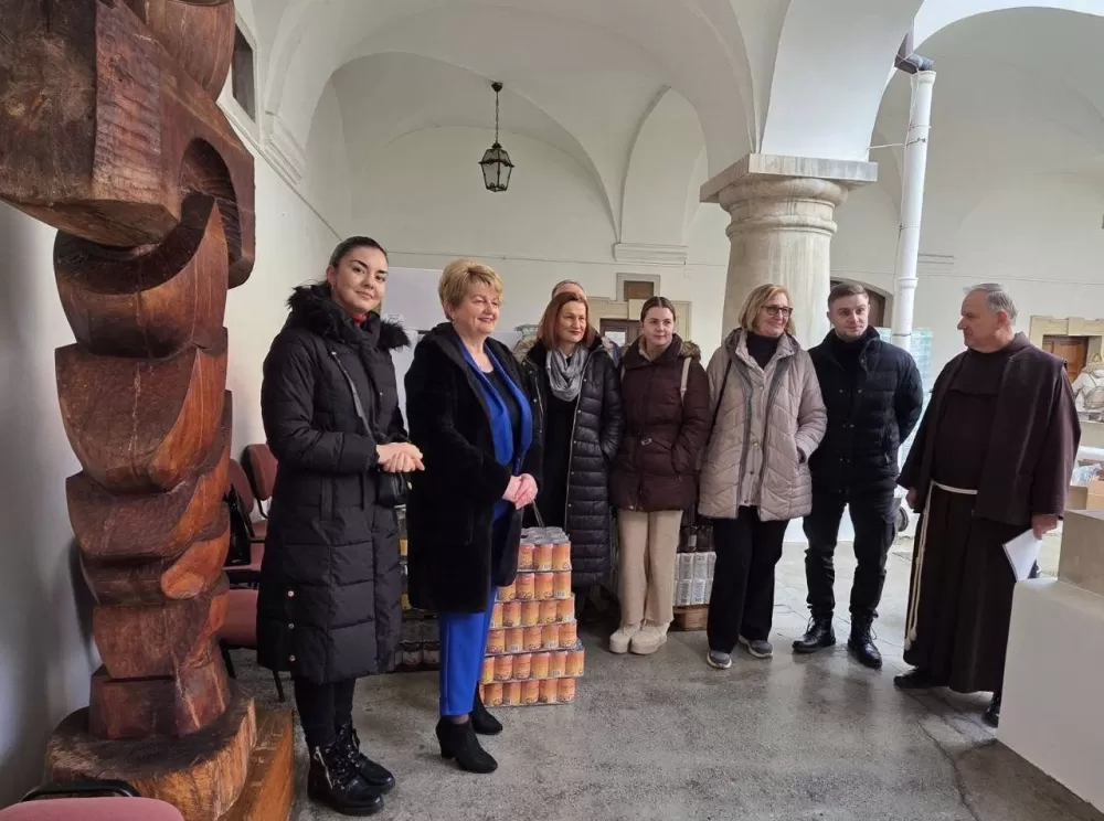 Brodskom Socijalnom dućanu uručena vrijedna donacija članova HDZ-a s ʼKolonijeʼ