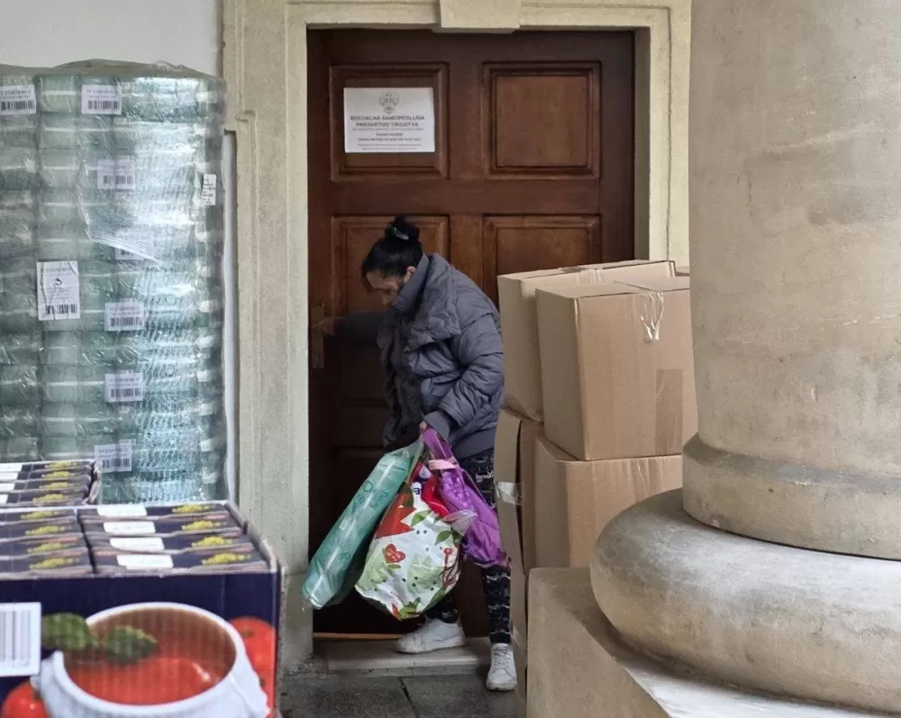 Brodskom Socijalnom dućanu uručena vrijedna donacija članova HDZ-a s ʼKolonijeʼ