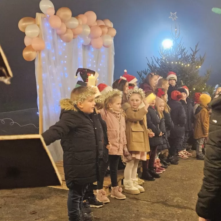 Adventska radost u Alilovcima: Mališani vrtića Bambi oduševili mještane predblagdanskim programom