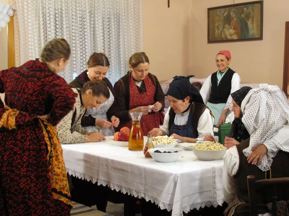 DREVNI OBIČAJI NA SVETU LUCIJU - Hoćemo li u Lucijaše?