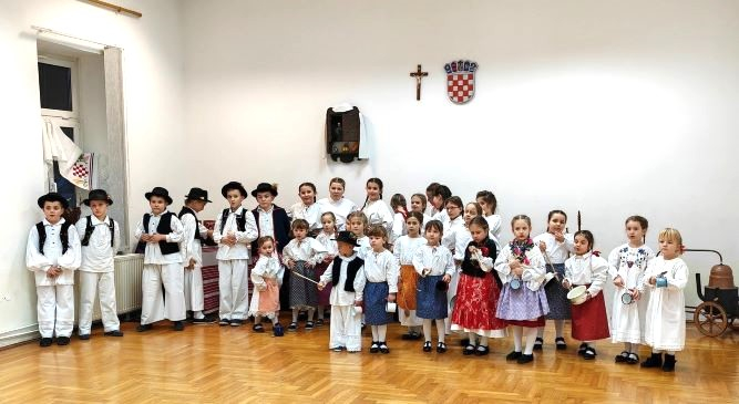 Osječka televizija snimila putopisnu reportažu o pleterničkim folklorašima-prva emisija danas 8. prosinca 