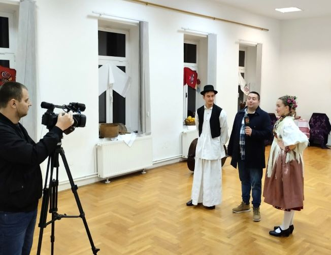 Osječka televizija snimila putopisnu reportažu o pleterničkim folklorašima-prva emisija danas 8. prosinca 