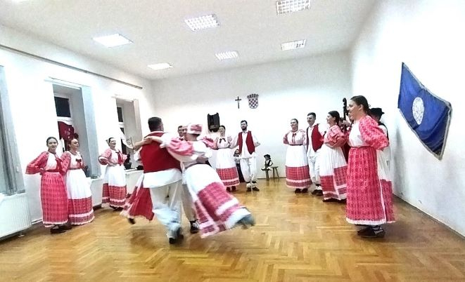 Osječka televizija snimila putopisnu reportažu o pleterničkim folklorašima-prva emisija danas 8. prosinca 