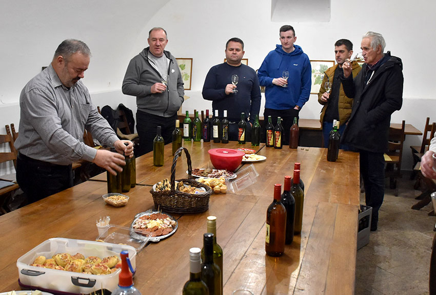 ADVENTSKO KUŠANJE VINA ČLANOVA POŽEŠKE UDRUGE VINARA U ZNAKU OBLJETNICA Požežani su graševinu pili prije 160 godina