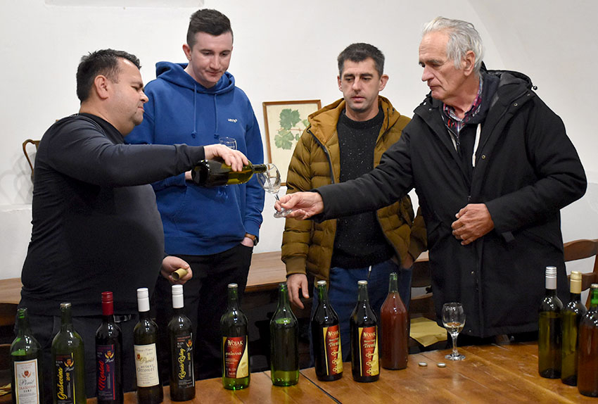 ADVENTSKO KUŠANJE VINA ČLANOVA POŽEŠKE UDRUGE VINARA U ZNAKU OBLJETNICA Požežani su graševinu pili prije 160 godina